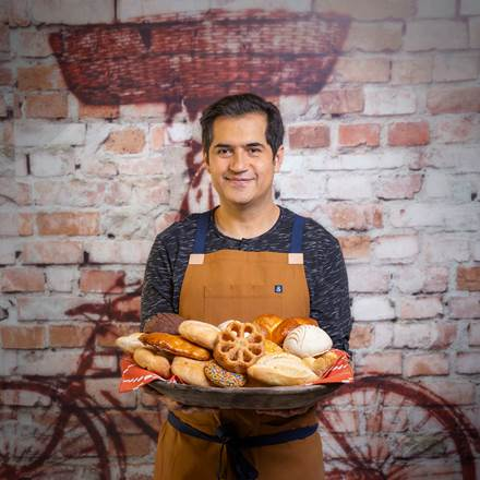 El Gourmet Estrena "Como Pan Caliente" Con El Chef Mexicano Irving Quiroz