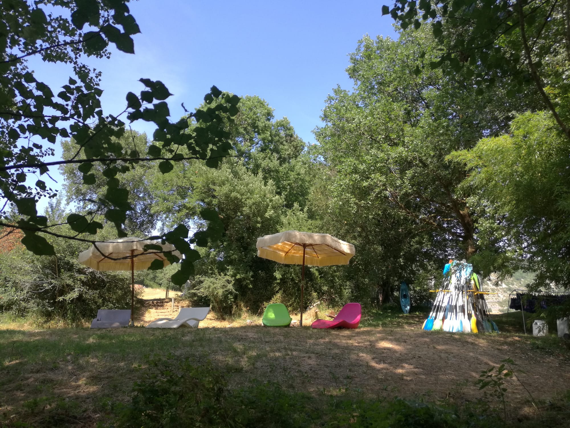 Détente à la base Kayman Canoes