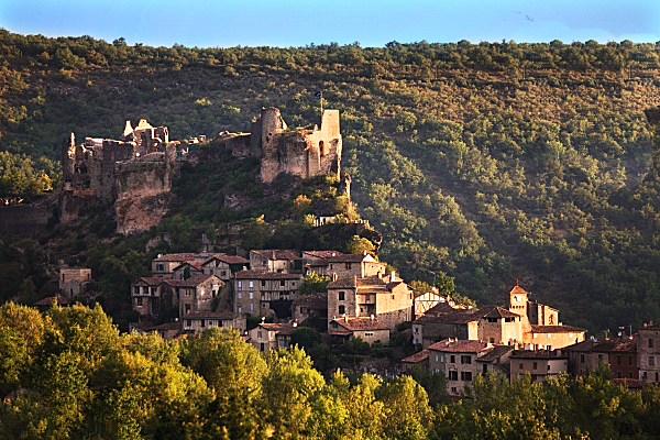 Village et Chateau de Penne dans les environs de Kayman Canoes