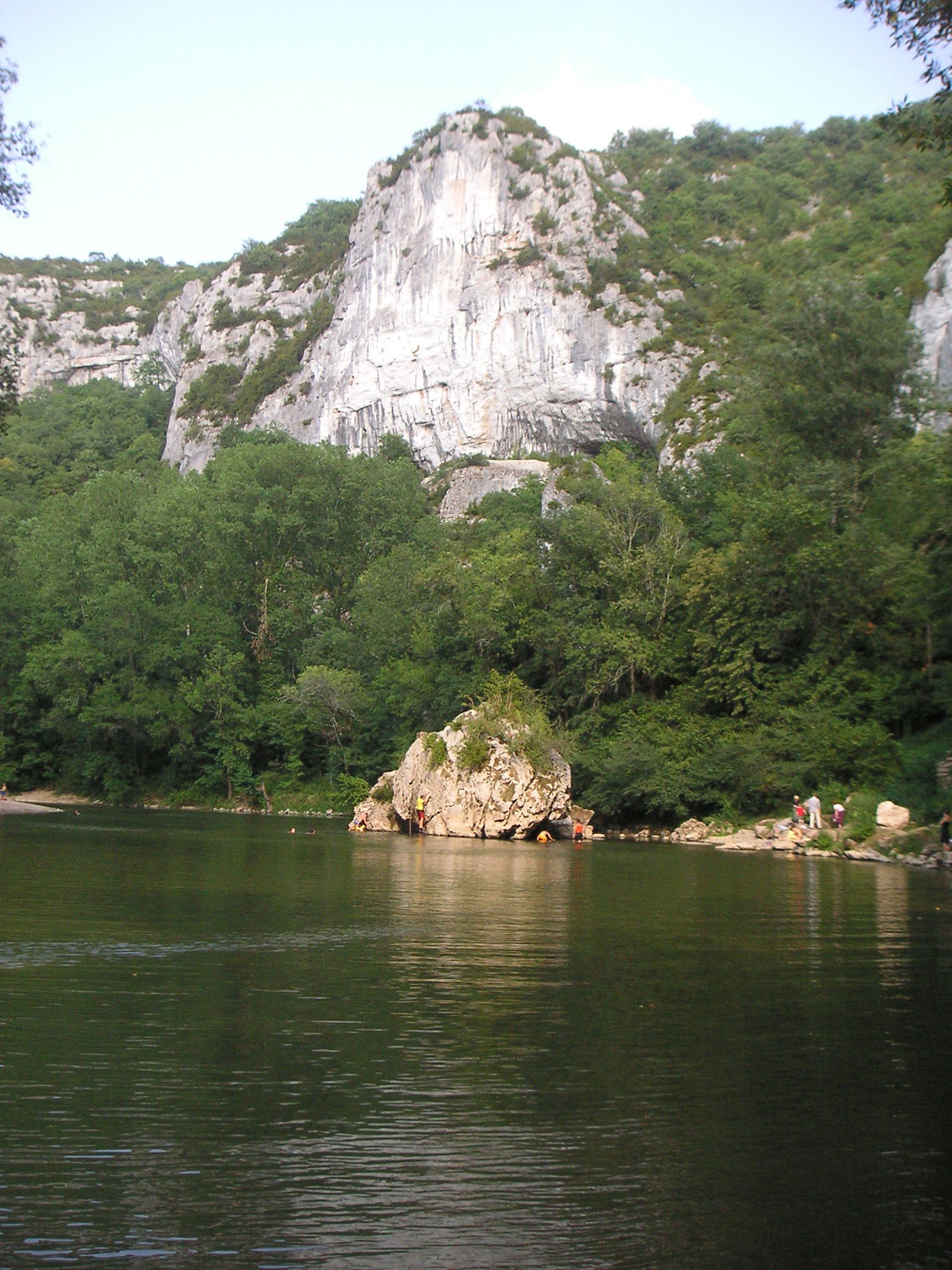 Rocher de Manjocarn à mi parcours de la descente Kayman Canoes