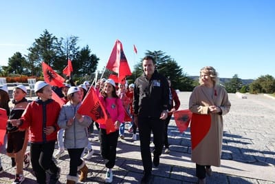 111名学生植树111棵：纪念阿尔巴尼亚独立111周年