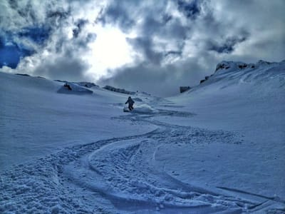 在科尔察踏雪扬鞭