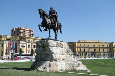 驻阿尔巴尼亚大使庞春雪会见地拉那市长维利阿伊