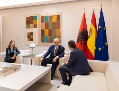 总理埃迪·拉马会见西班牙总理佩德罗·桑切斯