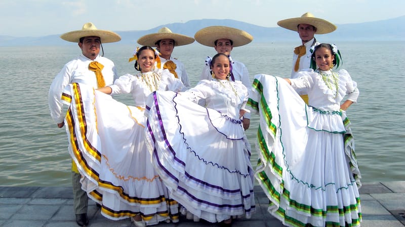 características de los trajes de hombre y de la mujer