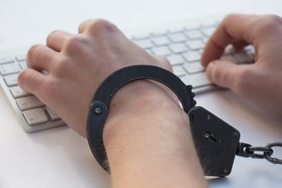 PUEDE ANULAR HABILIDADES Y CAPACIDAD CRÍTICA