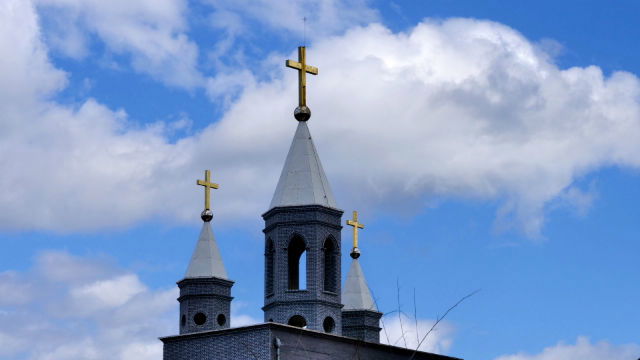 ¿Qué muestra la división del cristianismo en más de dos mil denominaciones?