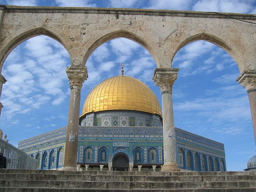 على أسوارك العتيقة