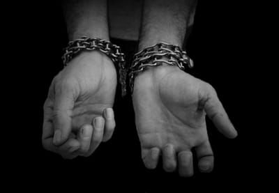 EL HOMBRE NACE EN ESCLAVITUD