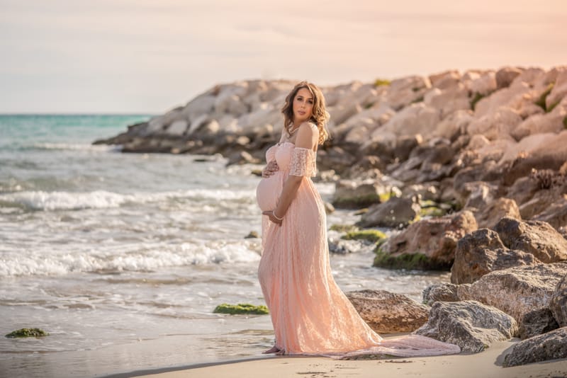 CETTE SÉANCE PHOTO EN EXTÉRIEUR EST BIEN PLUS QU'UN SIMPLE SOUVENIR DE GROSSESSE