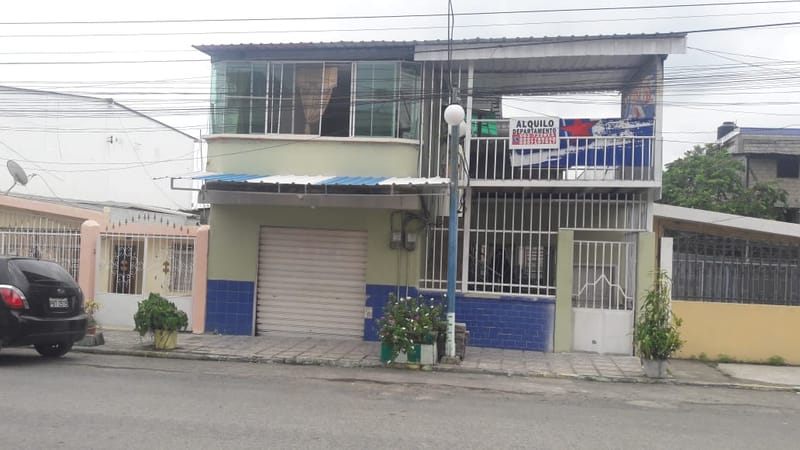 POR VIAJE VENDO.  CASA DE DOS PLANTAS DE HORMIGÓN ARMADO.