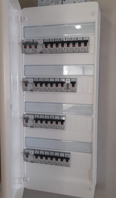 REALISATION ET POSE D'UN TABLEAU ELECTRIQUE
