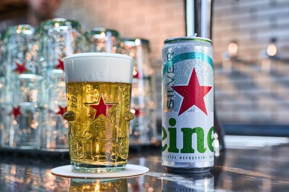 Heineken® Silver lanza una campaña inesperadamente suave, usando éxitos musicales del pasado para resaltar su suavidad.