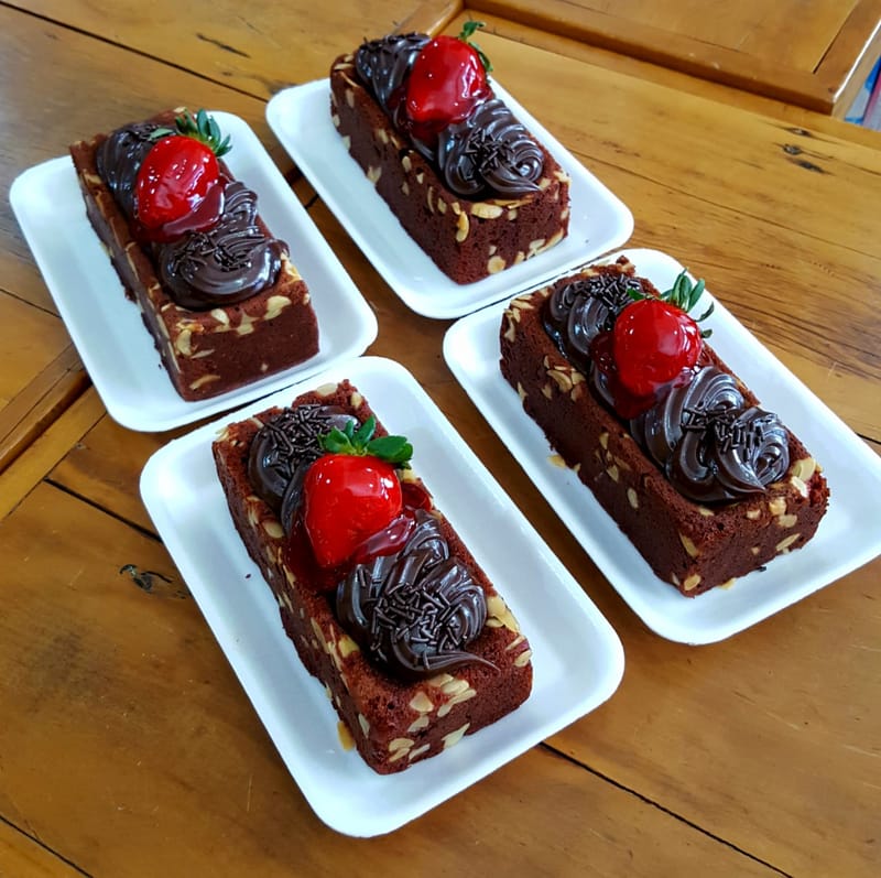 Cake Red com lâminas de amêndoas e cobertura de chocolate