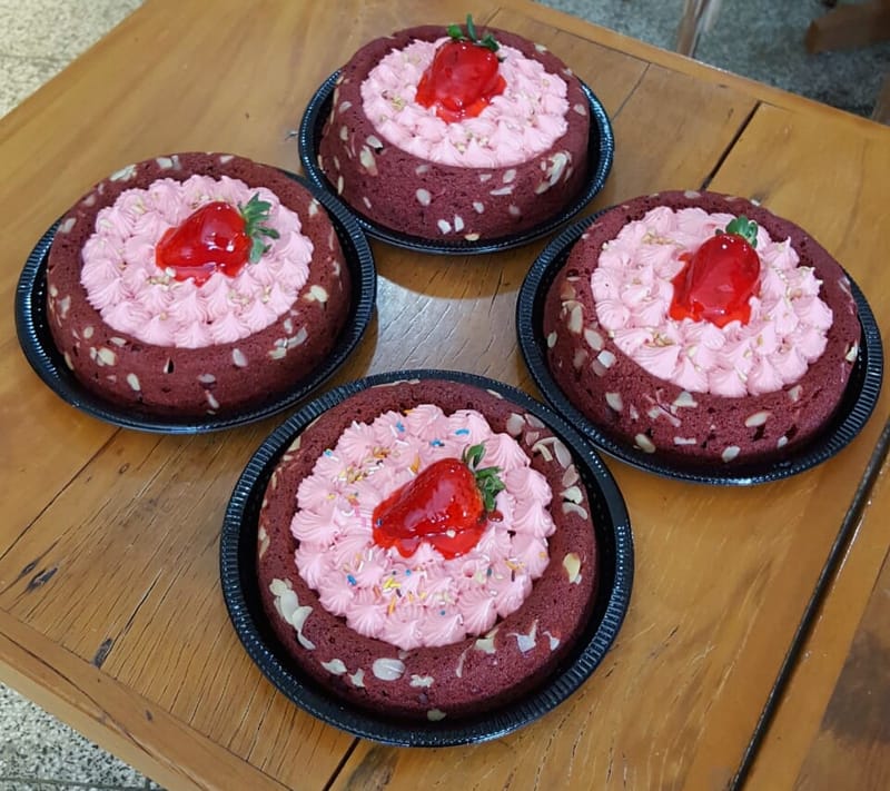 Cake Red com lâminas de amêndoas e cobertura de morango