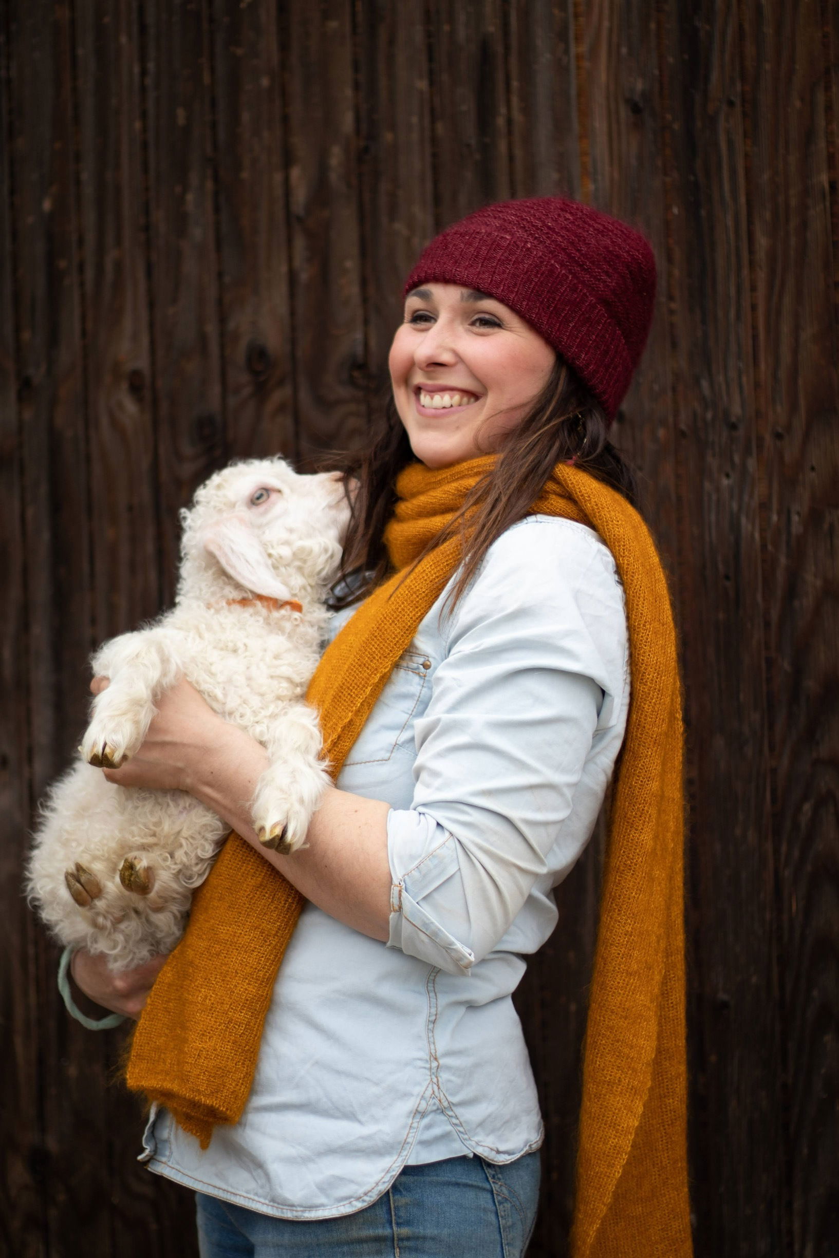 Echarpe tricotée couleur moutarde et Bonnet couleur bordeaux