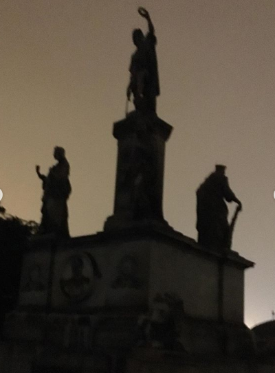 Bajo el Amparo  De la Oscuridad . . .