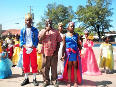 "Le Bleu et Rouge au Premier rang."
