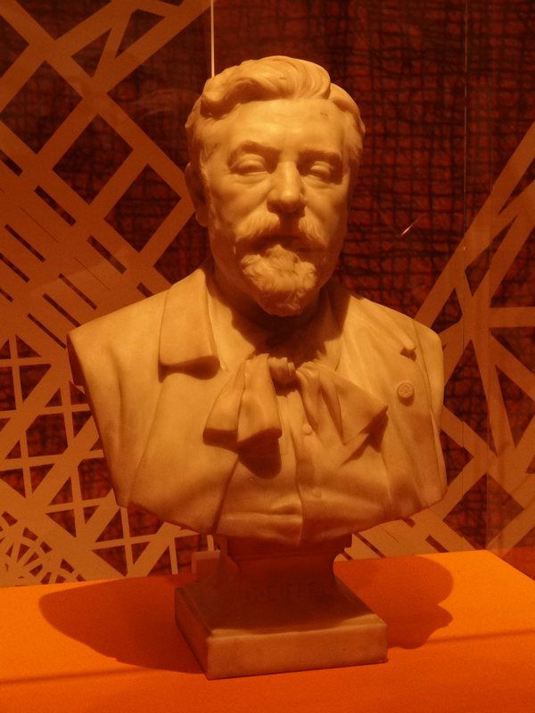 Le Sculpteur Gustave Crauk (Parent de Gustave Eiffel) : natif de Valenciennes.