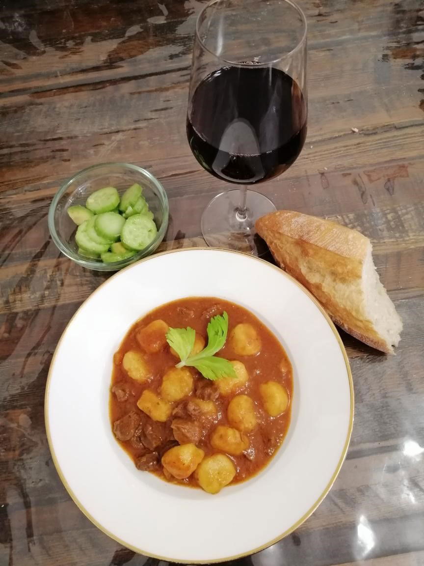 Gravy beef in red wine and garlic tomato sauce