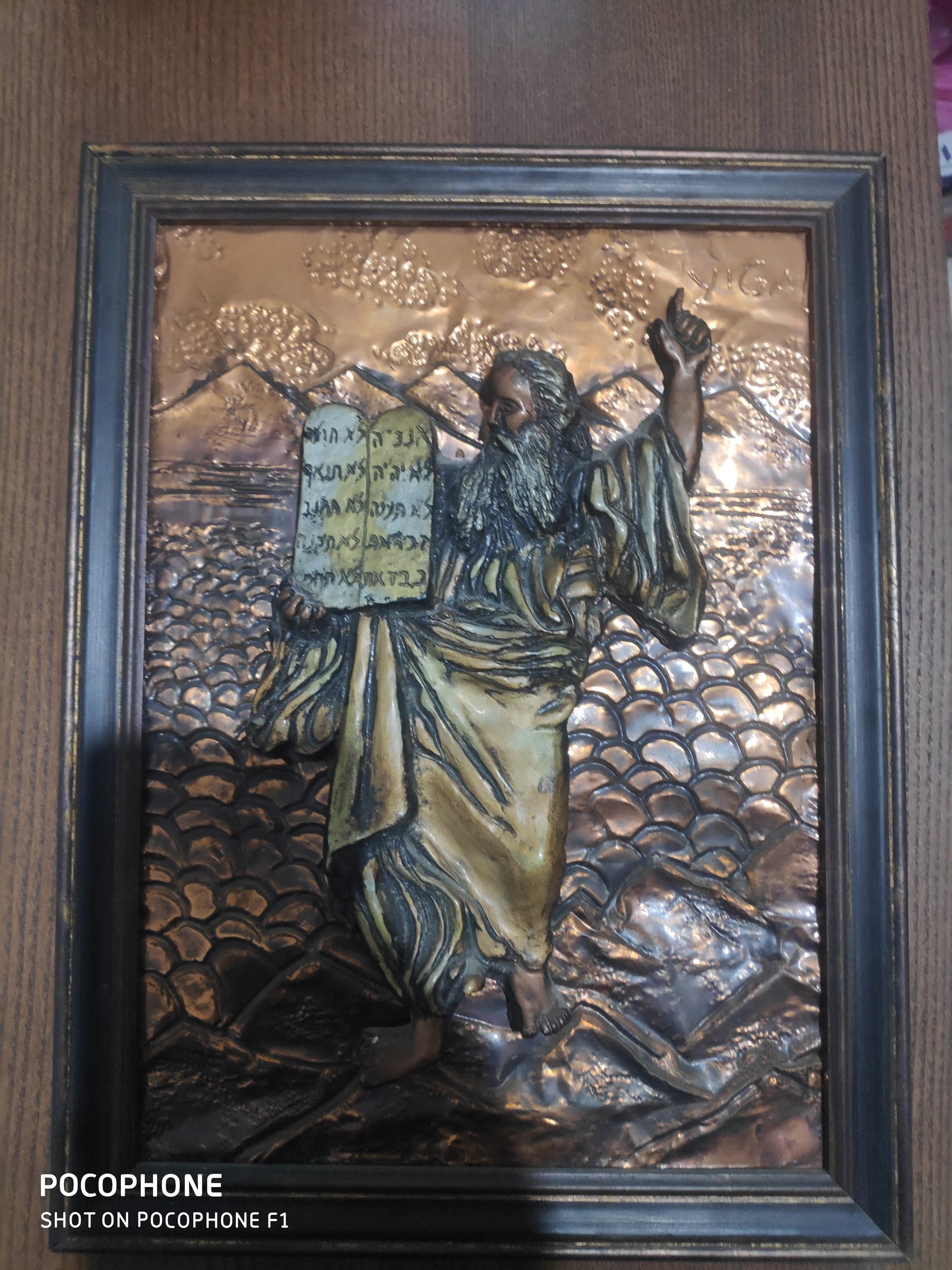 תמונת עבדת אמן חריטה ועיצוב בנחושת