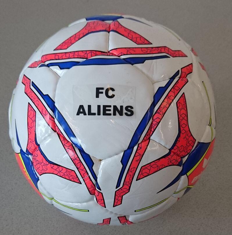футбольный мяч с эмблемой FC Aliens