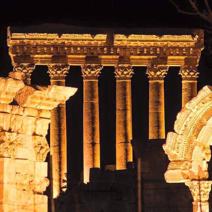 Visitez les plus majestueux temples romains du monde - et, pendant la saison, expérimentez un show du fameux festival international de Baalbeck