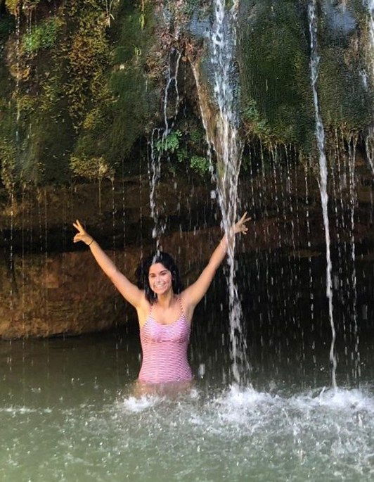 Prendre une douche dans une cascade naturelle