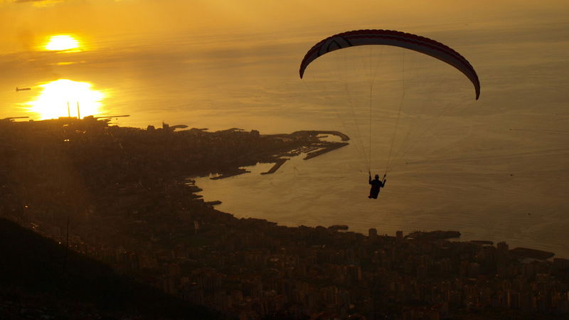 Une aventure en parapente dans le décor stupéfiant de la baie de Jounieh