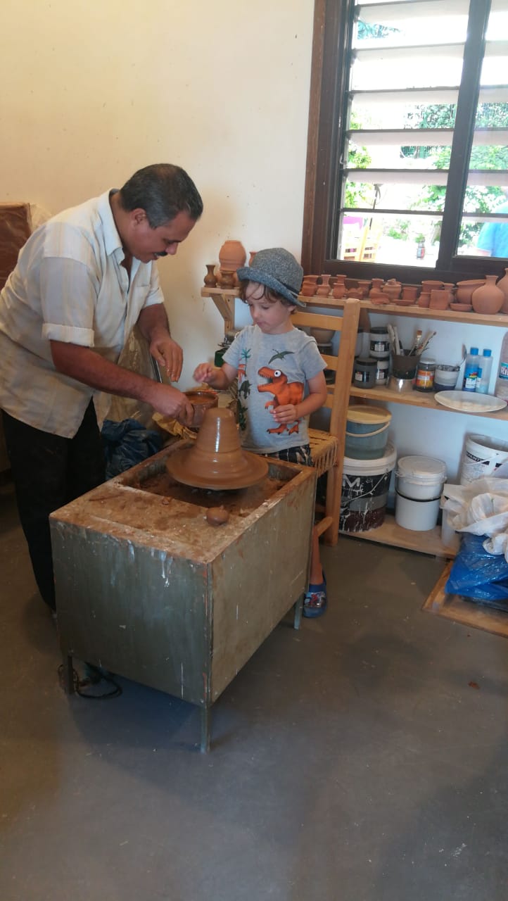 Admirer les artisans de la poterie, et essayer aussi de les imiter.