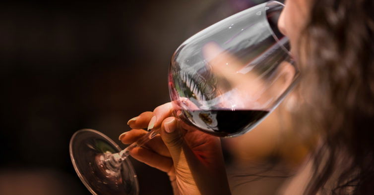Dégustez les excellents vins libanais - un savoir faire 5 fois millénaire dans un verre a vin .