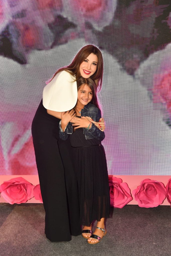 نانسي عجرم تتألق وتخطف الأنظار بصحبة ابنتها "أيلا" في القاهرة ..