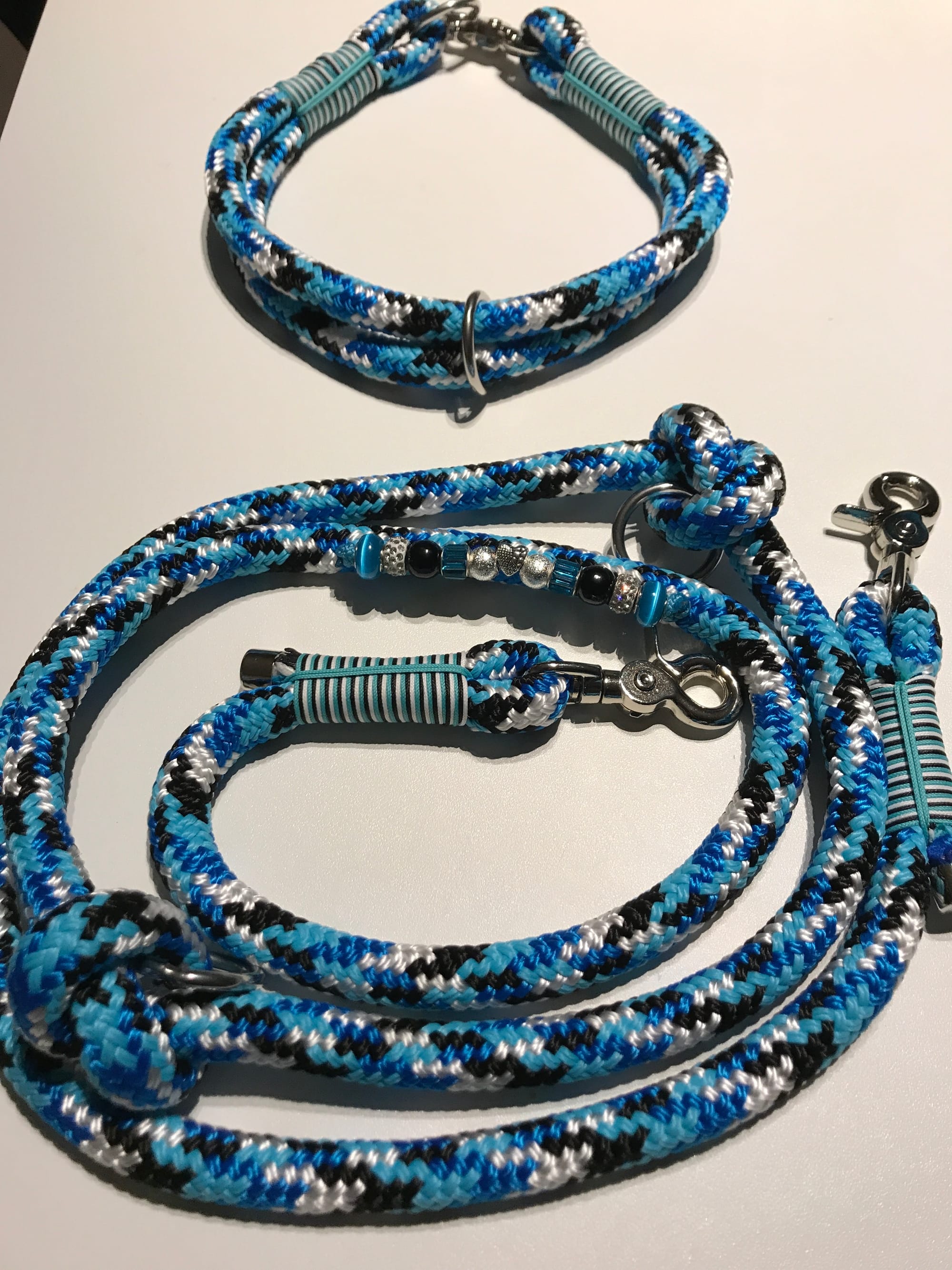 Blue/black/white leash