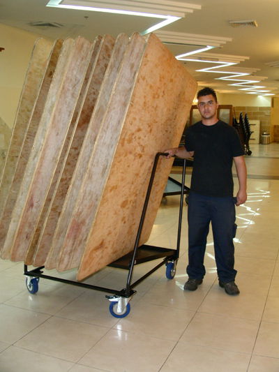 עגלה לשינוע שולחנות מתקפלים