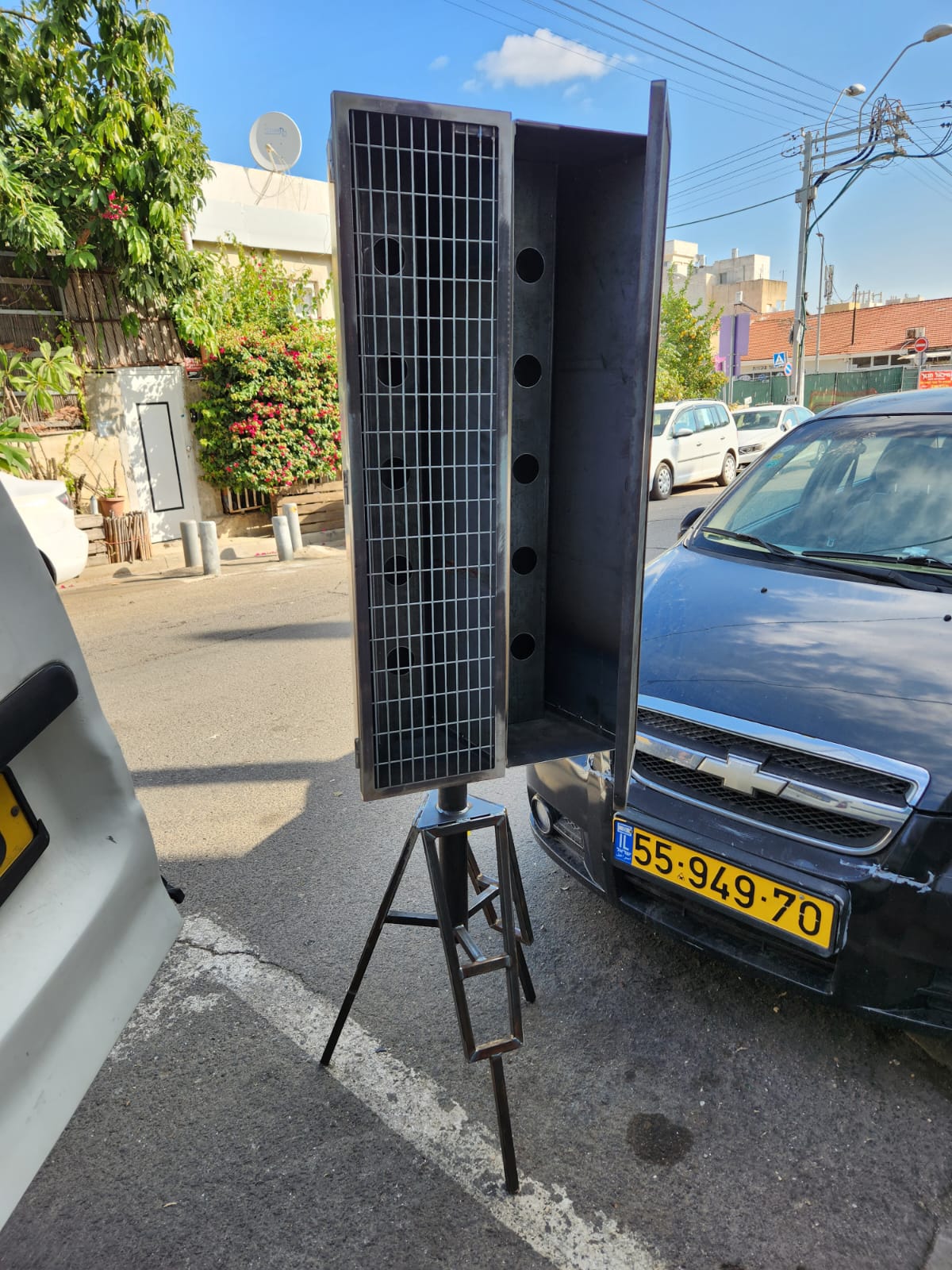 גוף תאורה עומד במראה תעשייתי בהתאם לדרישות לקוח