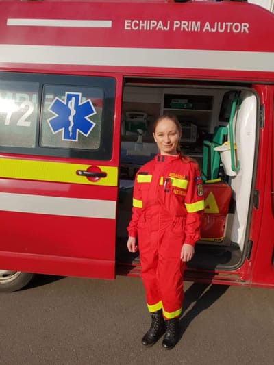 Andreea Meisaros, voluntar ISU: "Acum, după atâția ani, port cu mândrie combinezonul roșu și îl port ori de câte ori am ocazia și timpul necesar pentru a încadra ambulanța SMURD sau pentru alte activități."