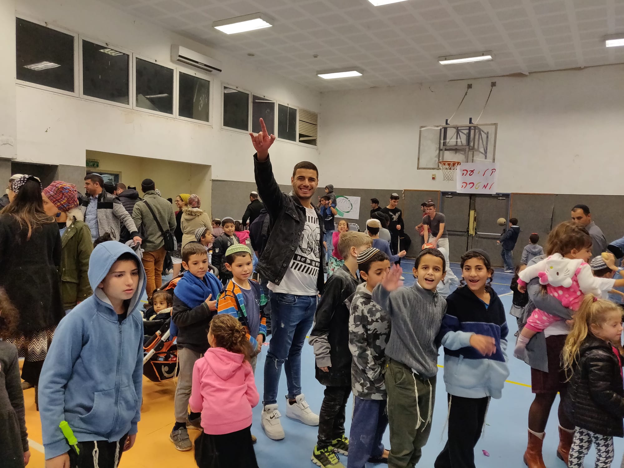 ככה עושים אור: הפנינג והדלקת נרות בבתי התושבים בשכונה