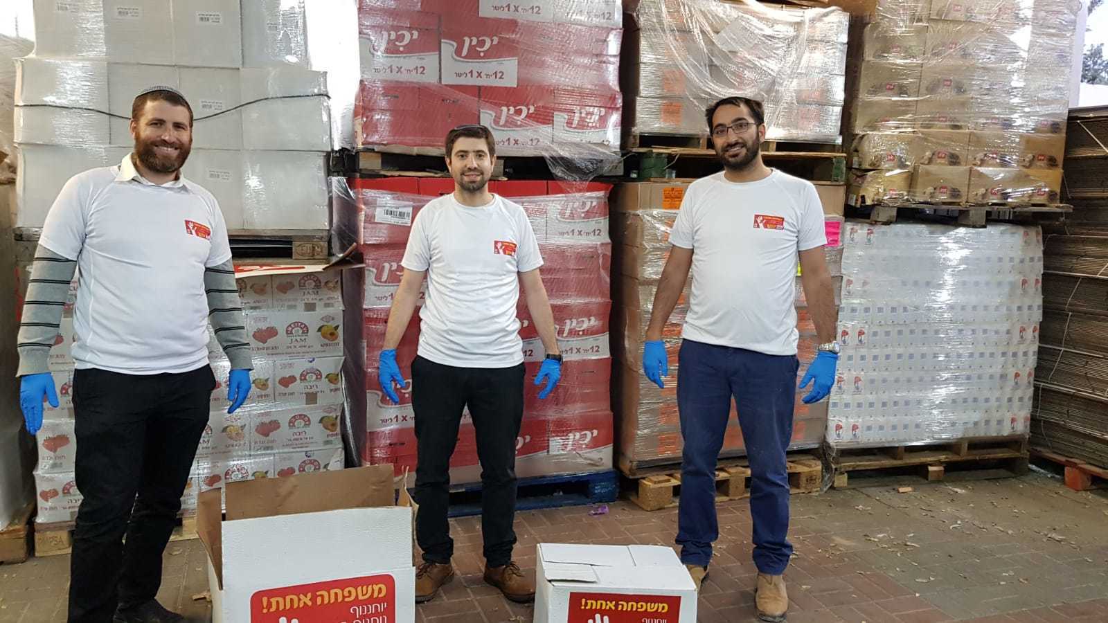 חסד בצל הקורונה: פרויקט אריזות המזון לנזקקים ממשיך במלוא המרץ