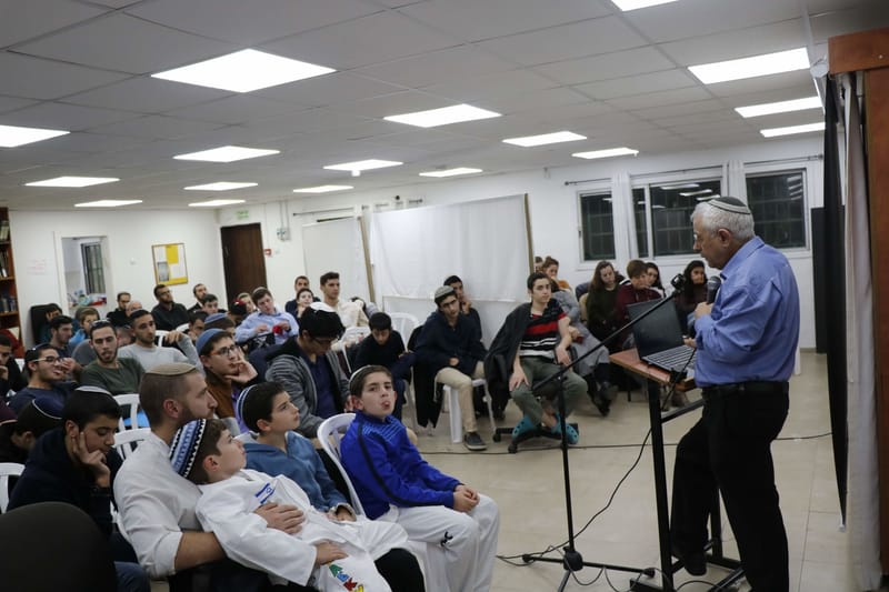 מתכוננים לחנוכה: יום עיון בנושא "בין ישראל לעמים"