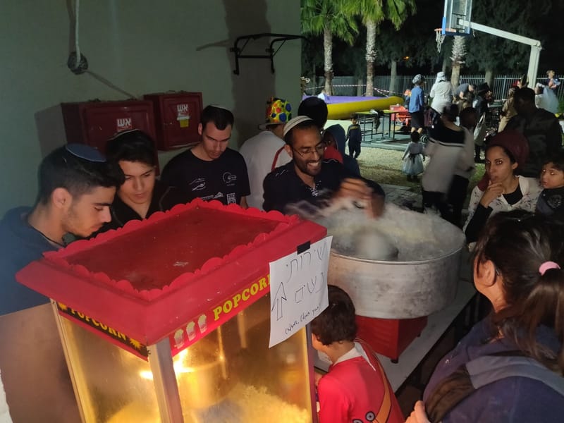 ליהודים היתה אורה ושמחה: קריאת המגילה וההפנינג המסורתי