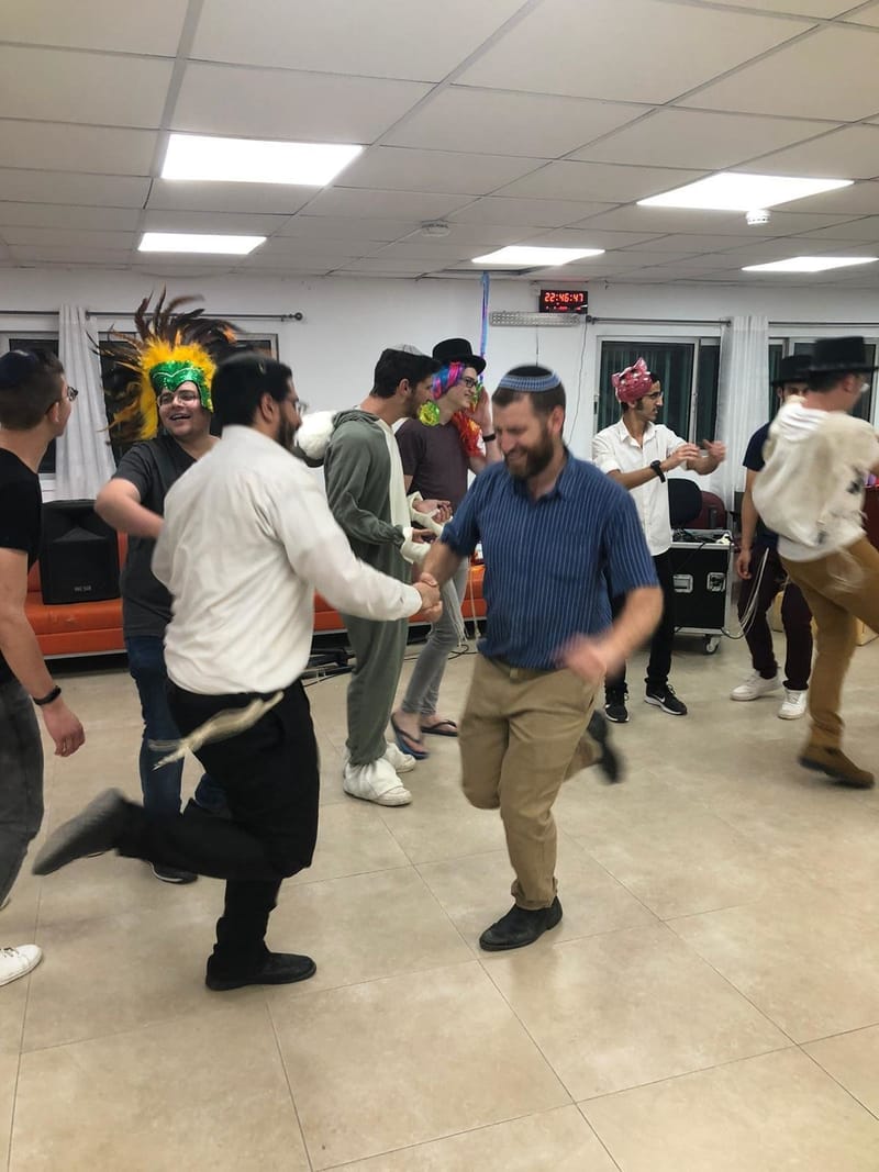 חוויה בלתי נשכחת: מסיבת פורים והרקדה לאורך כל הלילה
