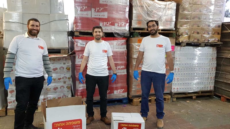 חסד בצל הקורונה: פרויקט אריזות המזון לנזקקים ממשיך במלוא המרץ