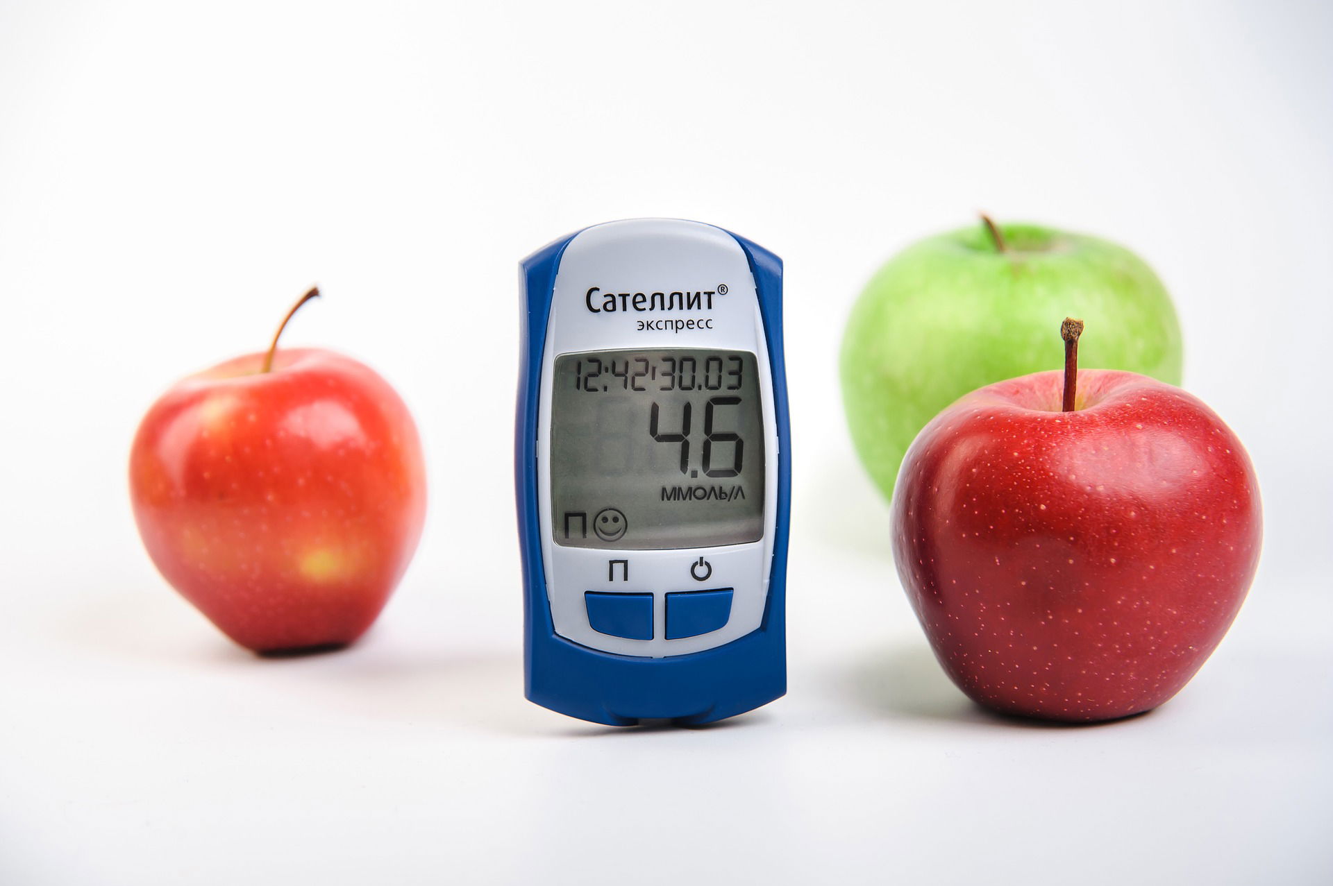 MONITOREO DE LOS NIVELES DE CETONA Y GLUCOSA EN SANGRE EN UNA DIETA BAJA EN CARBOHIDRATOS