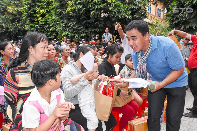 Nghệ sĩ Quyền Linh tặng quà trung thu cho trẻ em huyện Châu Thành