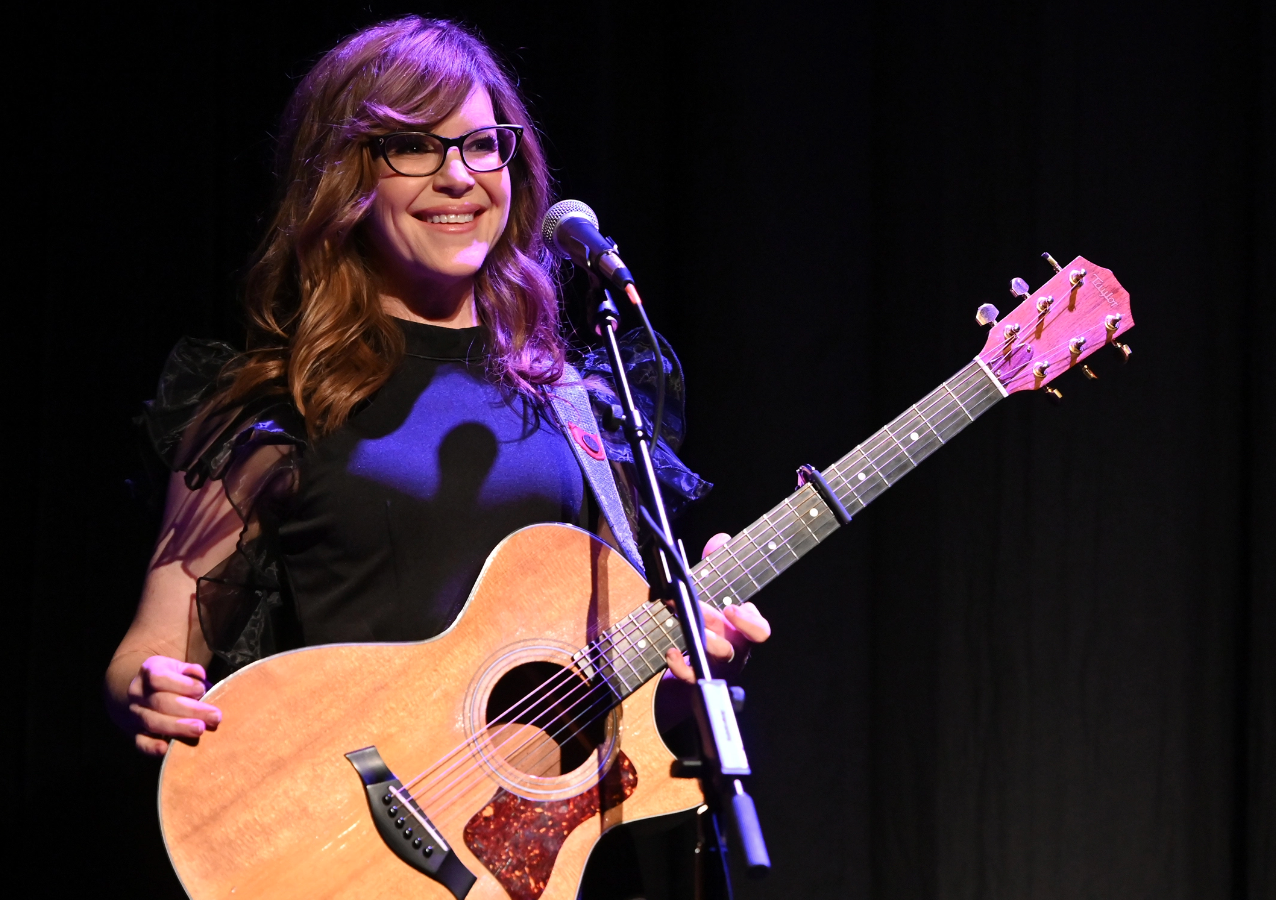 Lisa Loeb with Pete Muller and the Kindred Souls perform at the City Winery (Boston, MA.)