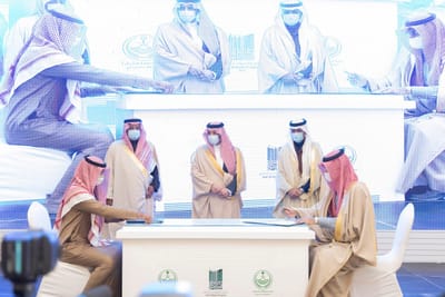 Mr. Nayef Fayadh Al-Enezi, General Manager of Karam Al-Watan Co., Ltd., signed the contract for the maintenance of lighting poles in Hafr Al-Batin Governorate, Phase II