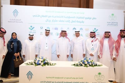 معالي وزير الشؤون البلدية والقروية والإسكان يكرم السيد نايف فياض العنزي مدير عام شركة كرم الوطن المحدودة