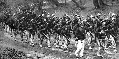 L'ESERCITO MARCIAVA PER RAGGIUNGER LA FRONTIERA...