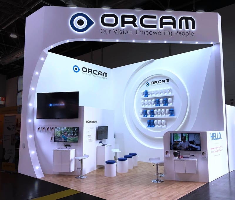 חברת ORCAM מתמחה בפיתוח מיכשור לכבדי ראייה ושמיעה. עיצוב התצוגה של המוצר נעשו בצורה שונה ומסקרנת והיו חלק משמעותי בעליית המחירות של החברה. 