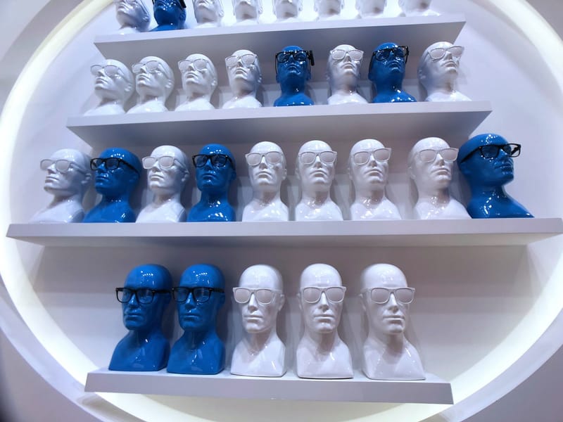 חברת ORCAM מתמחה בפיתוח מיכשור לכבדי ראייה ושמיעה. עיצוב התצוגה של המוצר נעשו בצורה שונה ומסקרנת והיו חלק משמעותי בעליית המחירות של החברה. 